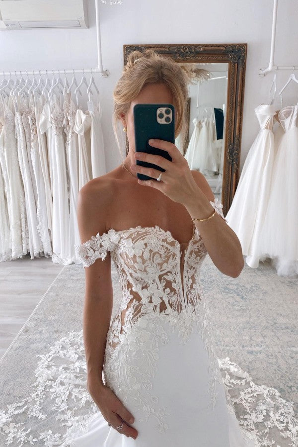 Robe de mariée sirène longue élégante en dentelle à épaules dénudées et traîne chapelle