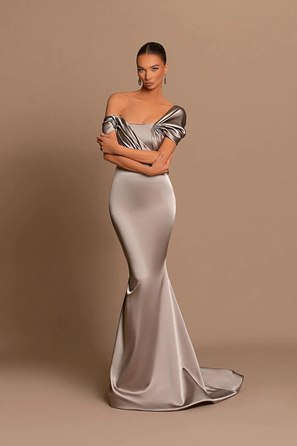 Elegantes vestidos largos de sirena de satén con hombros descubiertos para baile de graduación