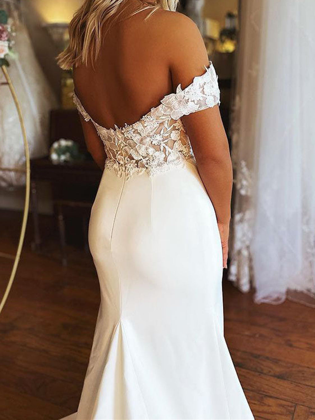 Elegantes vestidos de novia largos de sirena con hombros descubiertos, de satén y encaje.
