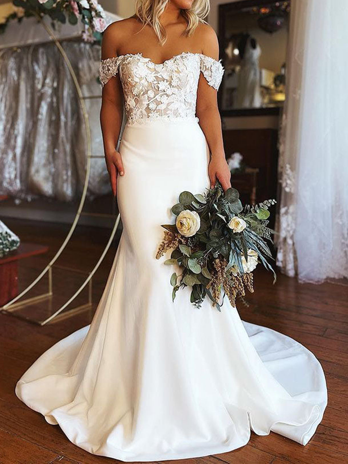 Elegantes vestidos de novia largos de sirena con hombros descubiertos, de satén y encaje.