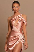 Elegante vestido largo de sirena de satén con un solo hombro y abertura.