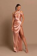 Elegante vestido largo de sirena de satén con un solo hombro y abertura.