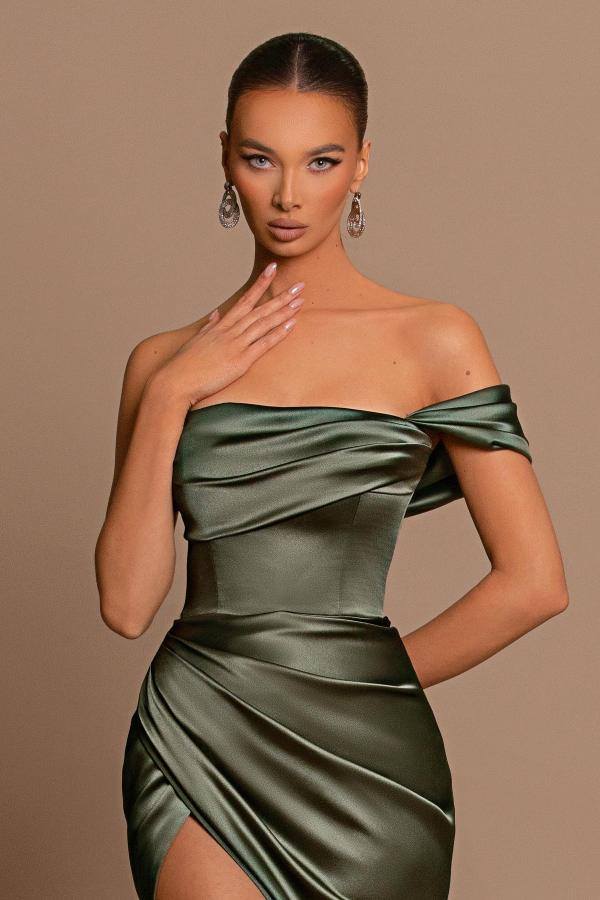 Elegantes vestidos largos de sirena de satén con un solo hombro y abertura para baile de graduación.