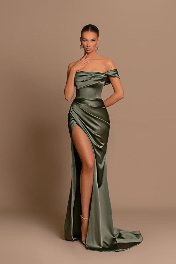 Elegantes vestidos largos de sirena de satén con un solo hombro y abertura para baile de graduación.