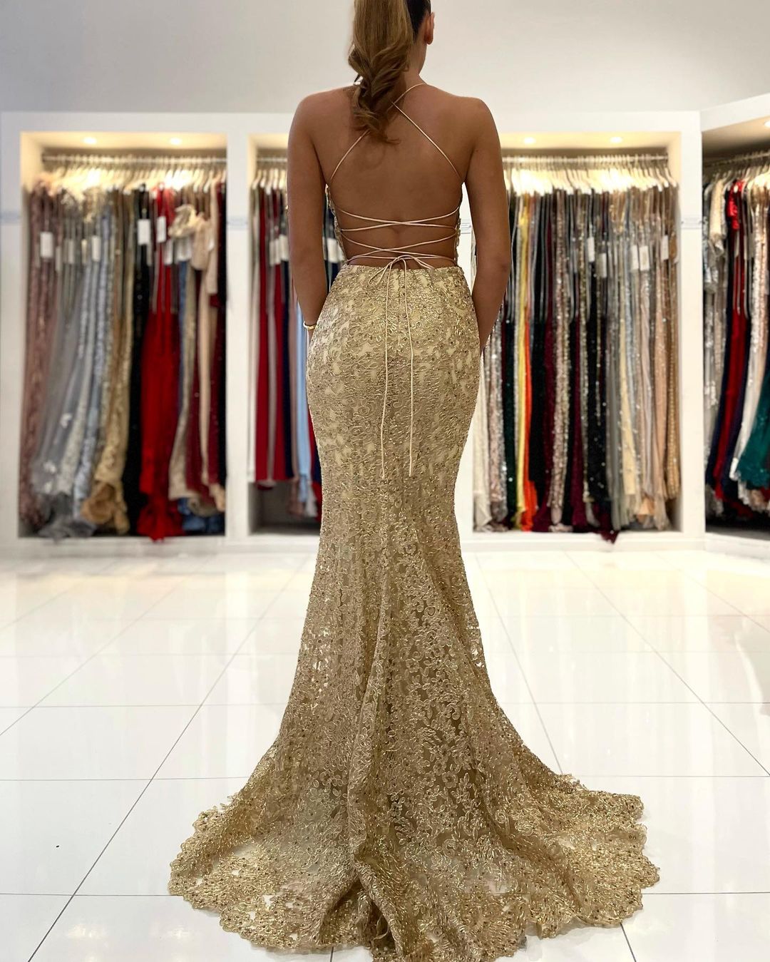 Robe de bal sirène longue élégante à bretelles spaghetti, dos nu et applications de dentelle