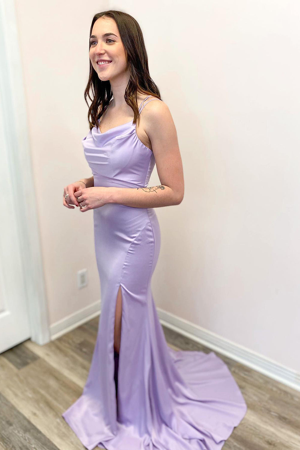 Robe de bal sirène longue élégante à fines bretelles dos nu et fente