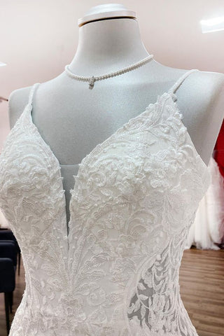 Elegante vestido de novia largo de sirena con tirantes finos, encaje y satén con espalda descubierta