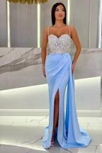 Elegante vestido de fiesta largo de sirena con tirantes finos, escote corazón y lentejuelas, con abertura.