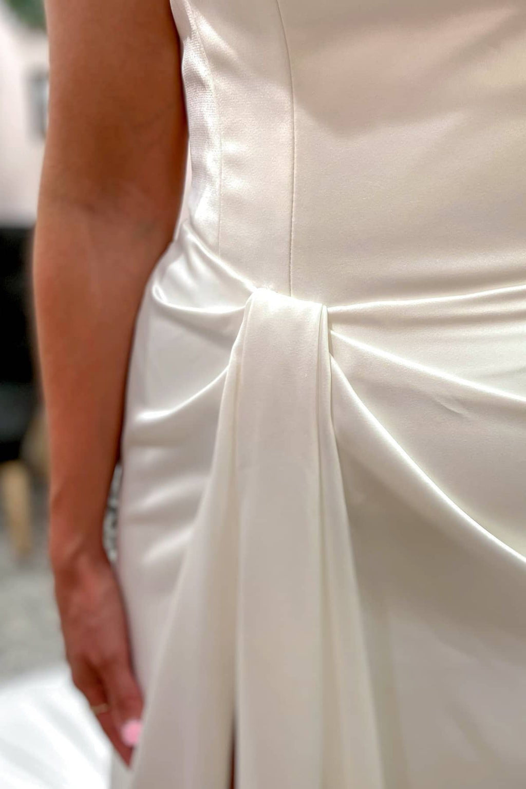 Elegante vestido de novia largo de corte sirena, escote corazón, espalda descubierta y abertura, de satén.