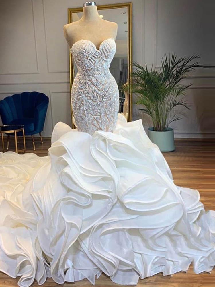 Elegantes vestidos de novia largos de sirena con escote corazón y cordones, con cristales