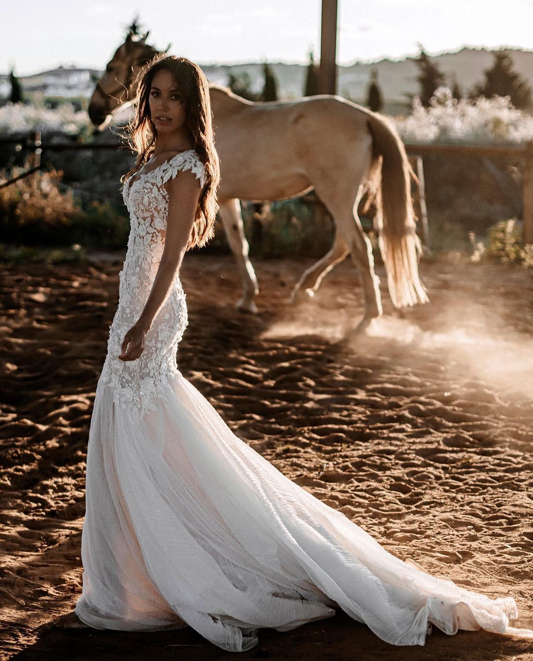 Robe de mariée sirène longue élégante en tulle et dentelle dos nu, décolleté cœur