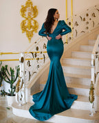 Elegante vestido de fiesta largo de sirena con escote en V, bordado con cuentas y mangas largas.