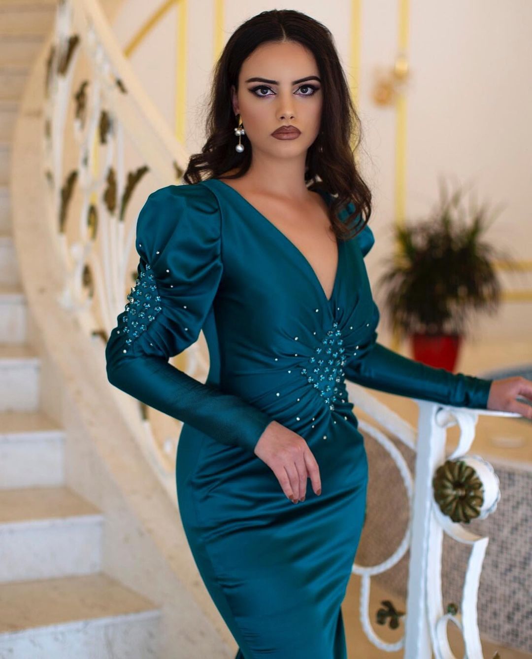 Elegante vestido de fiesta largo de sirena con escote en V, bordado con cuentas y mangas largas.
