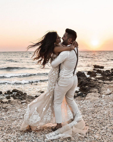 Elegante vestido de novia largo de sirena con escote en V, encaje floral y espalda descubierta