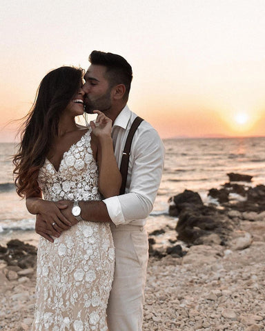 Elegante vestido de novia largo de sirena con escote en V, encaje floral y espalda descubierta