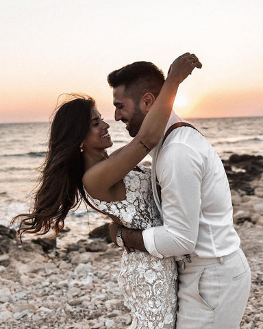 Elegante vestido de novia largo de sirena con escote en V, encaje floral y espalda descubierta