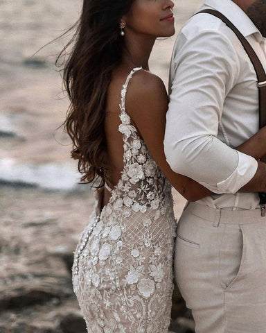 Elegante vestido de novia largo de sirena con escote en V, encaje floral y espalda descubierta