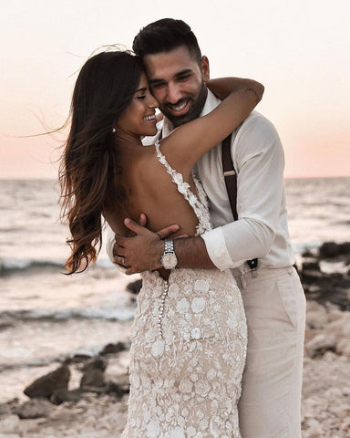 Elegante vestido de novia largo de sirena con escote en V, encaje floral y espalda descubierta