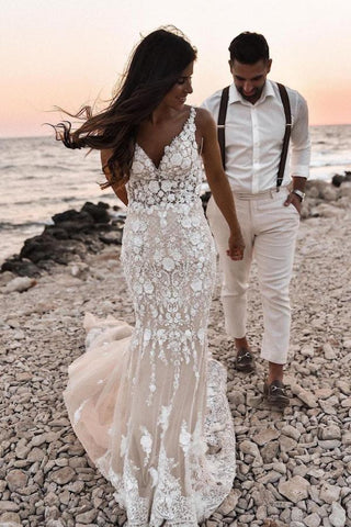 Elegante vestido de novia largo de sirena con escote en V, encaje floral y espalda descubierta