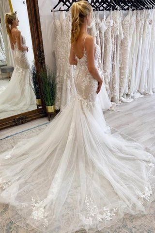 Elegantes vestidos de novia largos de sirena sin mangas con escote en V y encaje.