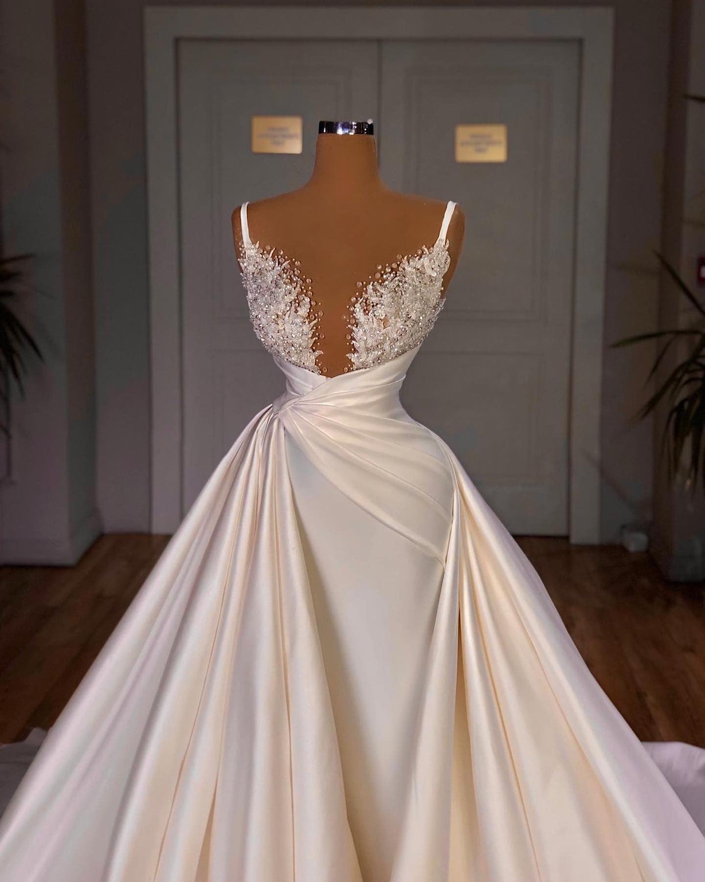 Robe de mariée sirène longue élégante à bretelles spaghetti et décolleté en V en satin et dentelle