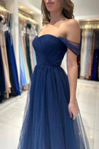 Robe de bal élégante longue bleu marine à épaules dénudées et sans manches