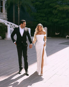 Robe de mariée longue et élégante en satin, épaules dénudées et fente.