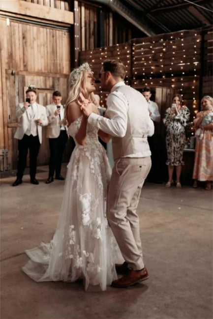 Elegante vestido de novia largo con hombros descubiertos, tul y encaje floral