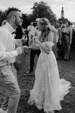 Elegante vestido de novia largo con hombros descubiertos, tul y encaje floral