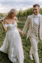 Elegante vestido de novia largo con hombros descubiertos, tul y encaje floral
