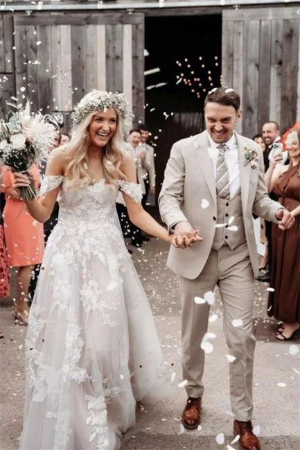 Elegante vestido de novia largo con hombros descubiertos, tul y encaje floral