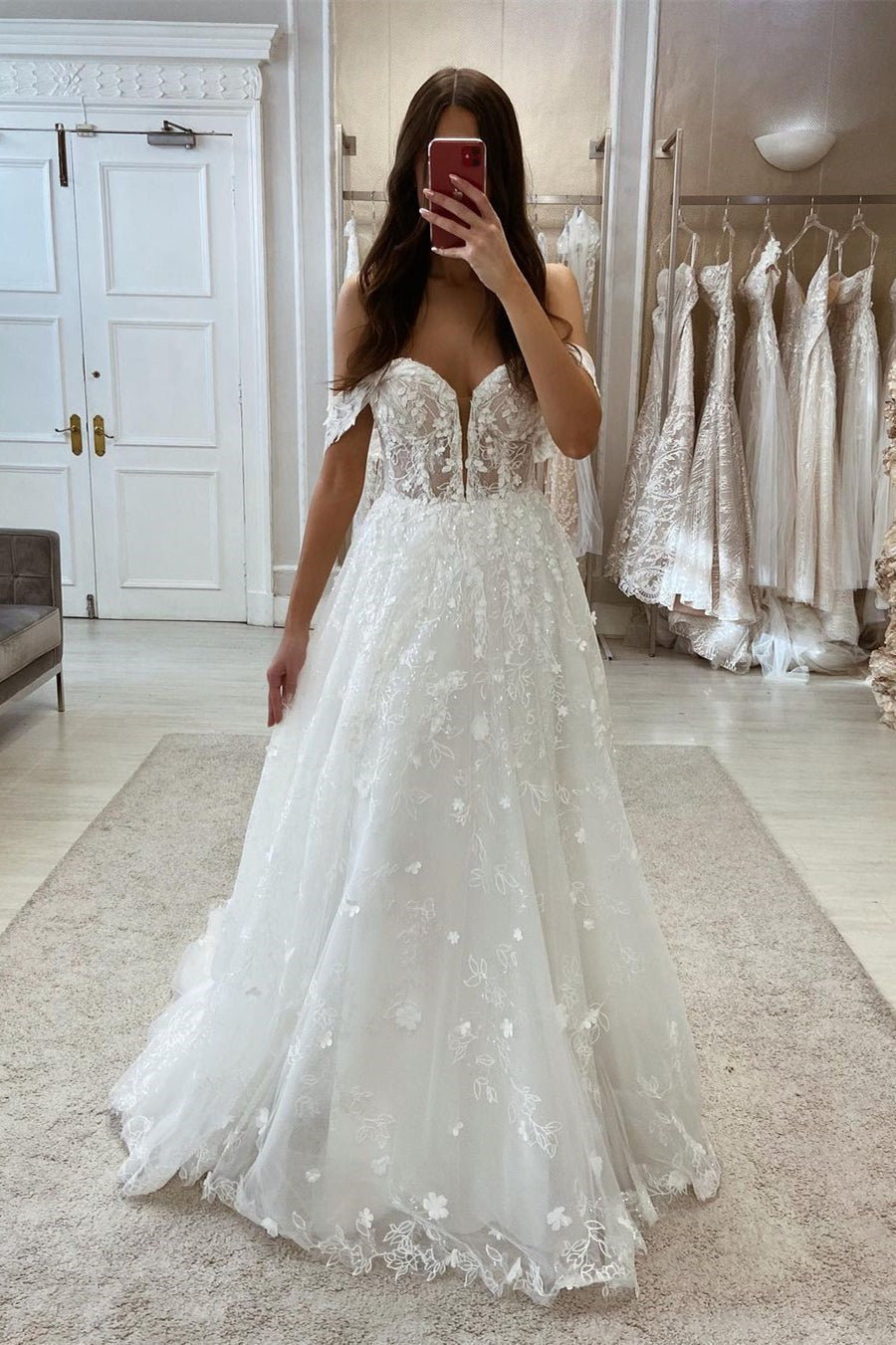 Elegante vestido de novia largo sin mangas con escote en V y hombros descubiertos, con encaje.