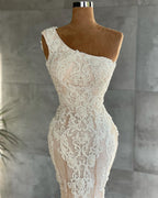 Robe de mariée sirène élégante à une épaule ornée d'appliqués en dentelle