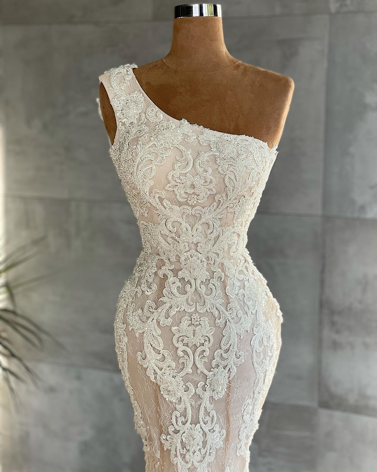 Robe de mariée sirène élégante à une épaule ornée d'appliqués en dentelle