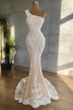 Robe de mariée sirène élégante à une épaule ornée d'appliqués en dentelle