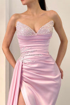 Robe de bal longue rose élégante sans manches, fendue sur le devant, en satin et ornée de perles