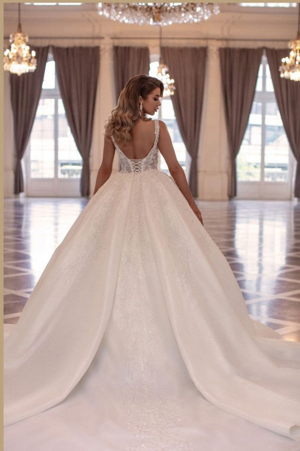 Elegantes vestidos de novia largos de corte princesa, sin mangas, con encaje.
