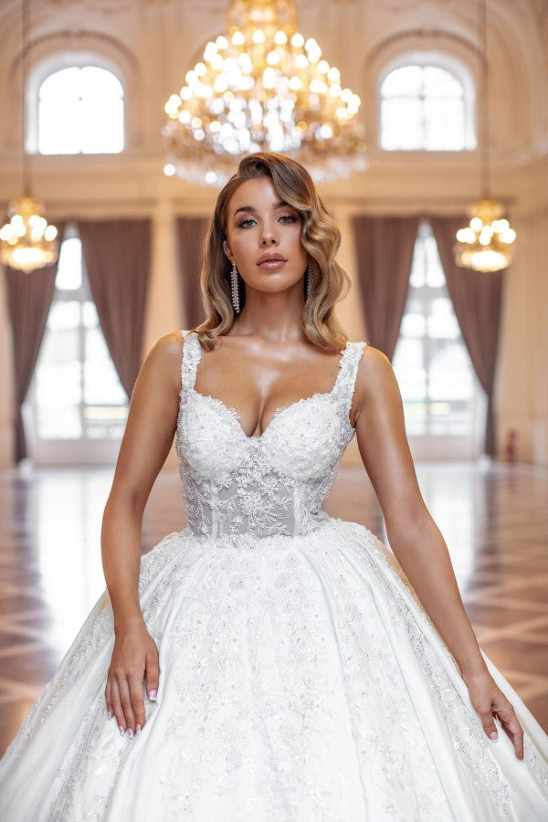 Elegantes vestidos de novia largos de corte princesa, sin mangas, con encaje.