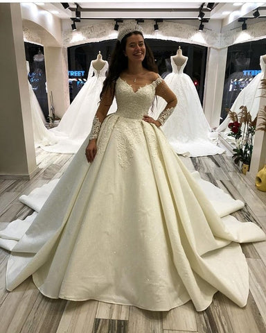 Elegante vestido de novia largo de princesa, estilo princesa, con escote corazón y mangas, de satén.