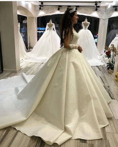 Elegante vestido de novia largo de princesa, estilo princesa, con escote corazón y mangas, de satén.