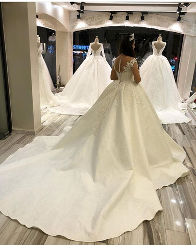 Elegante vestido de novia largo de princesa, estilo princesa, con escote corazón y mangas, de satén.