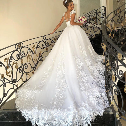 Elegante vestido de novia largo de princesa, de tul y encaje, con mangas cortas.