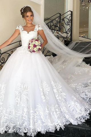 Elegante vestido de novia largo de princesa, de tul y encaje, con mangas cortas.