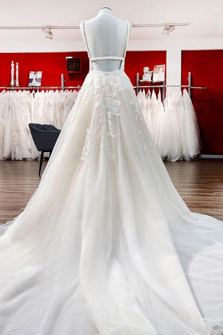 Elegante vestido de novia largo de corte princesa, escote en V, tul, espalda descubierta y encaje.