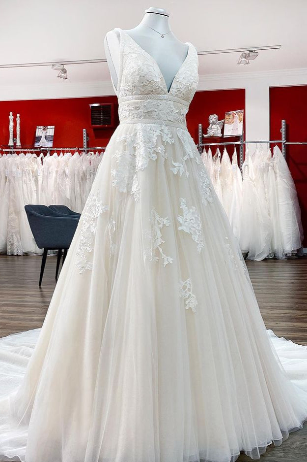 Robe de mariée longue élégante de princesse en tulle dos nu à col en V et dentelle