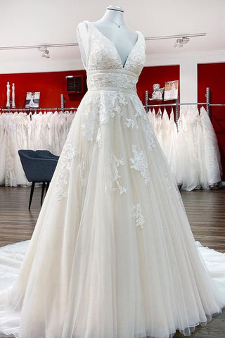 Elegante vestido de novia largo de corte princesa, escote en V, tul, espalda descubierta y encaje.