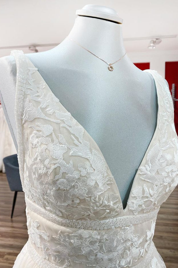 Robe de mariée longue élégante de princesse en tulle dos nu à col en V et dentelle