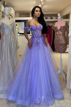 Elegante vestido largo de fiesta morado, corte en A, sin mangas, con hombros descubiertos y encaje.