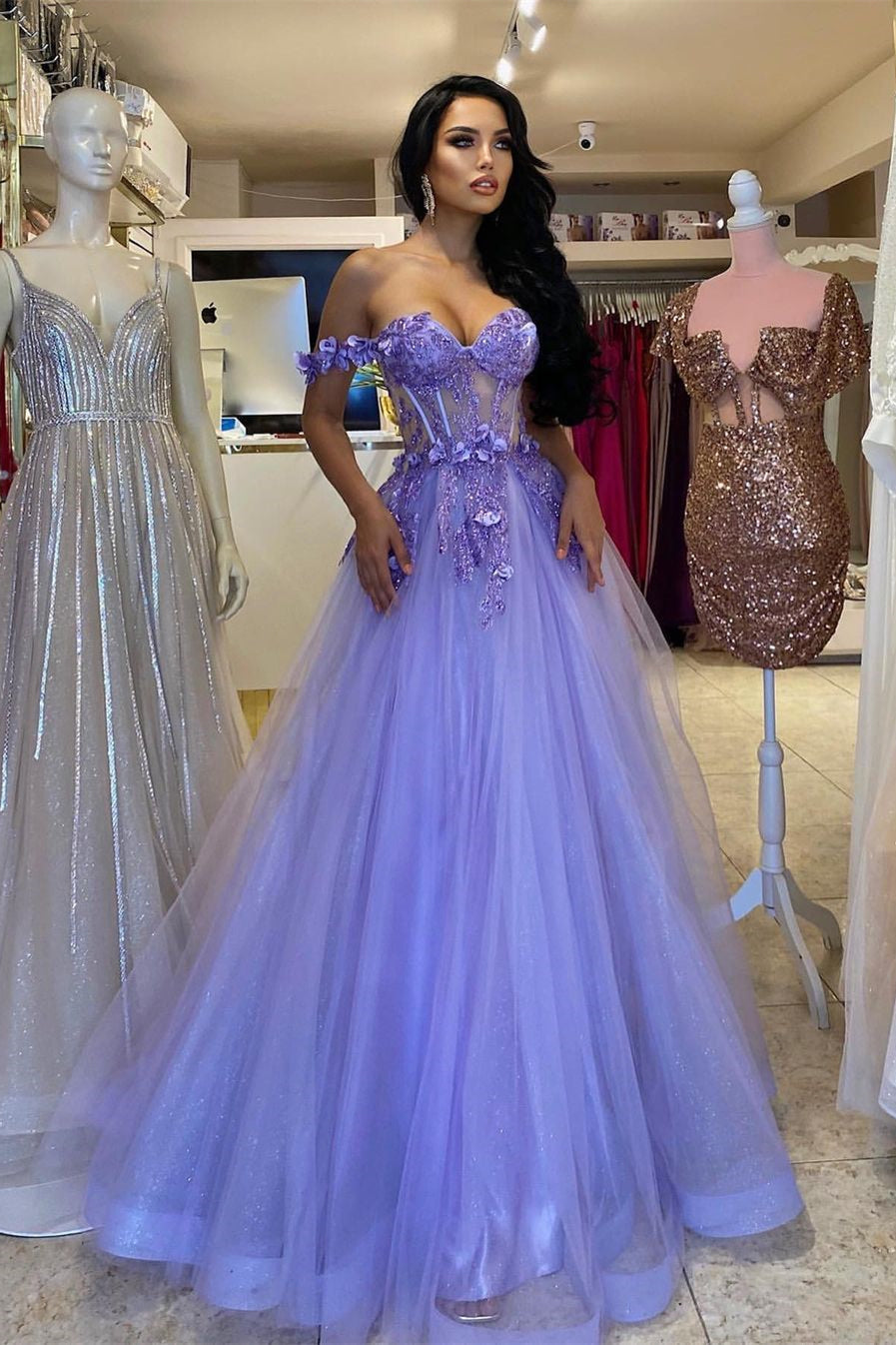 Elegante vestido largo de fiesta morado, corte en A, sin mangas, con hombros descubiertos y encaje.