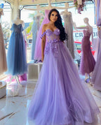 Elegante vestido largo de fiesta morado, corte en A, sin mangas, con hombros descubiertos y encaje.